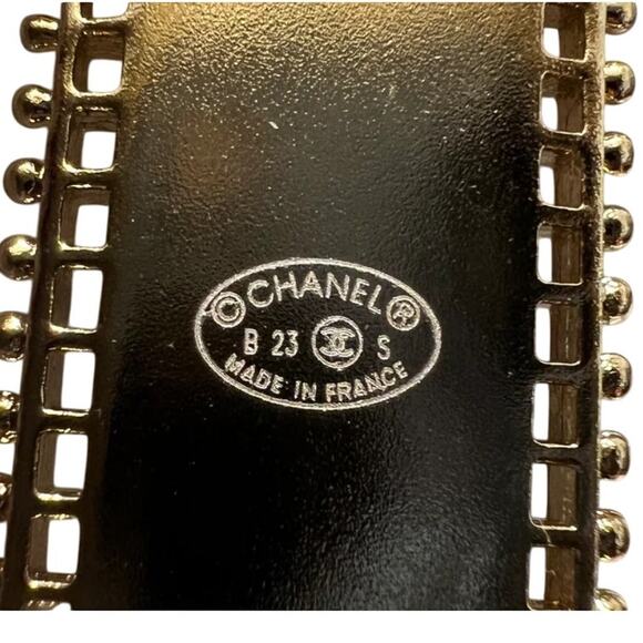 Chanel Gold Signature Bar Large Dangle Earrings Fall/Winter 2023 (CHXX024) - Picture 7 of 7